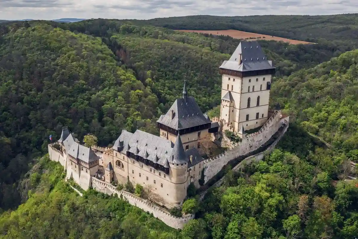 Strašidelné legendy českých zámků: Proč se bojíme navštívit je po setmění?